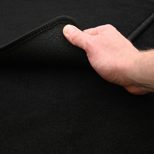 Campers - Automat camper zwart velours Volkswagen Transporter (ook California) T5 2003-2015 / T6 2015-2024 (doorlopende mat uit 1 stuk tussen de stoelen)