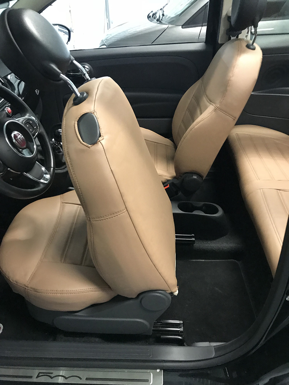 Pasvorm set 500 - 2007 t/m heden (versie met isofix in achterbank, niet zichtbaar) - Skai leer beige, Pasvorm Autostoelhoezen. Pasvorm stoelhoezen set Fiat 500 - 2007 t/m heden (